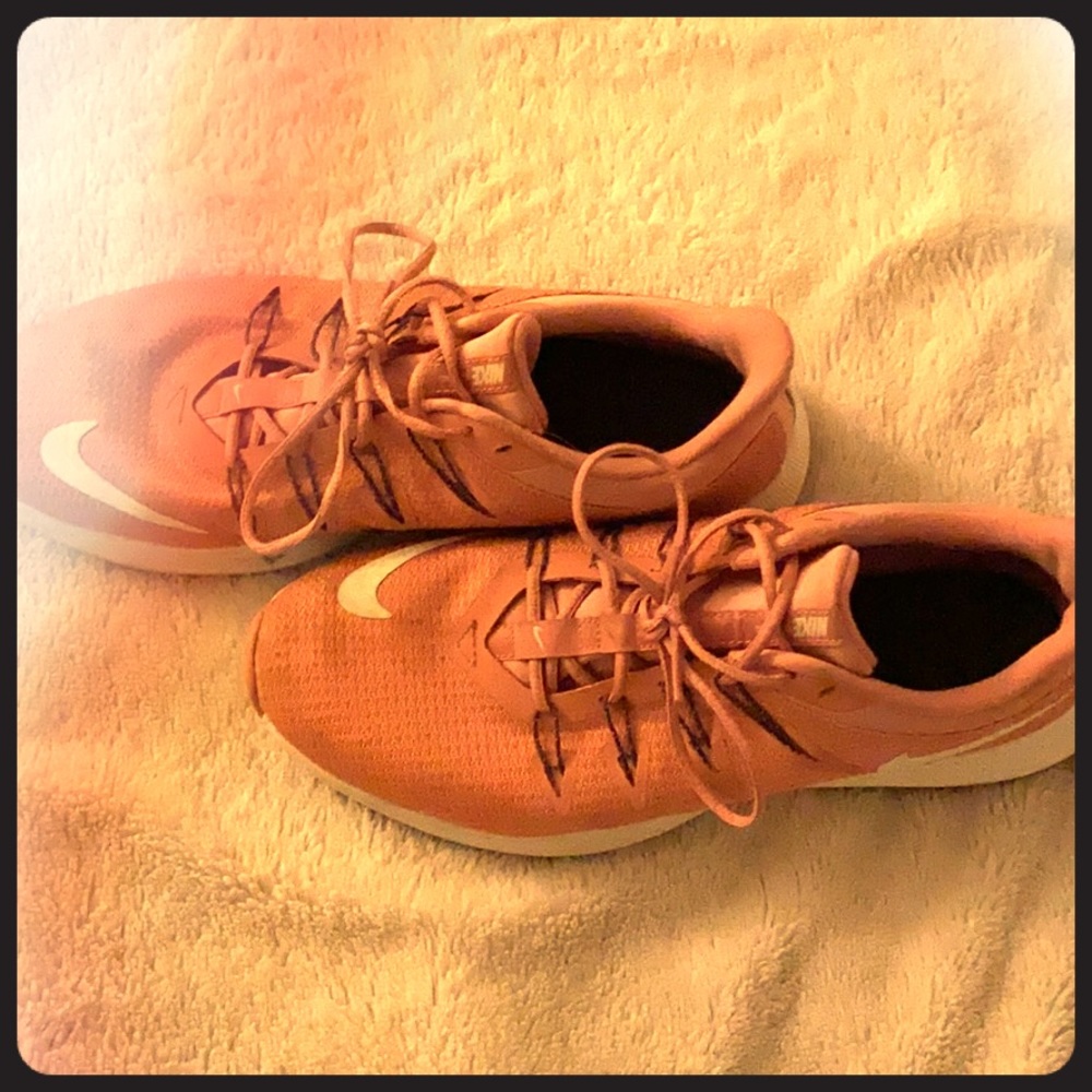 Nike shoes size 7 in women’s shoes